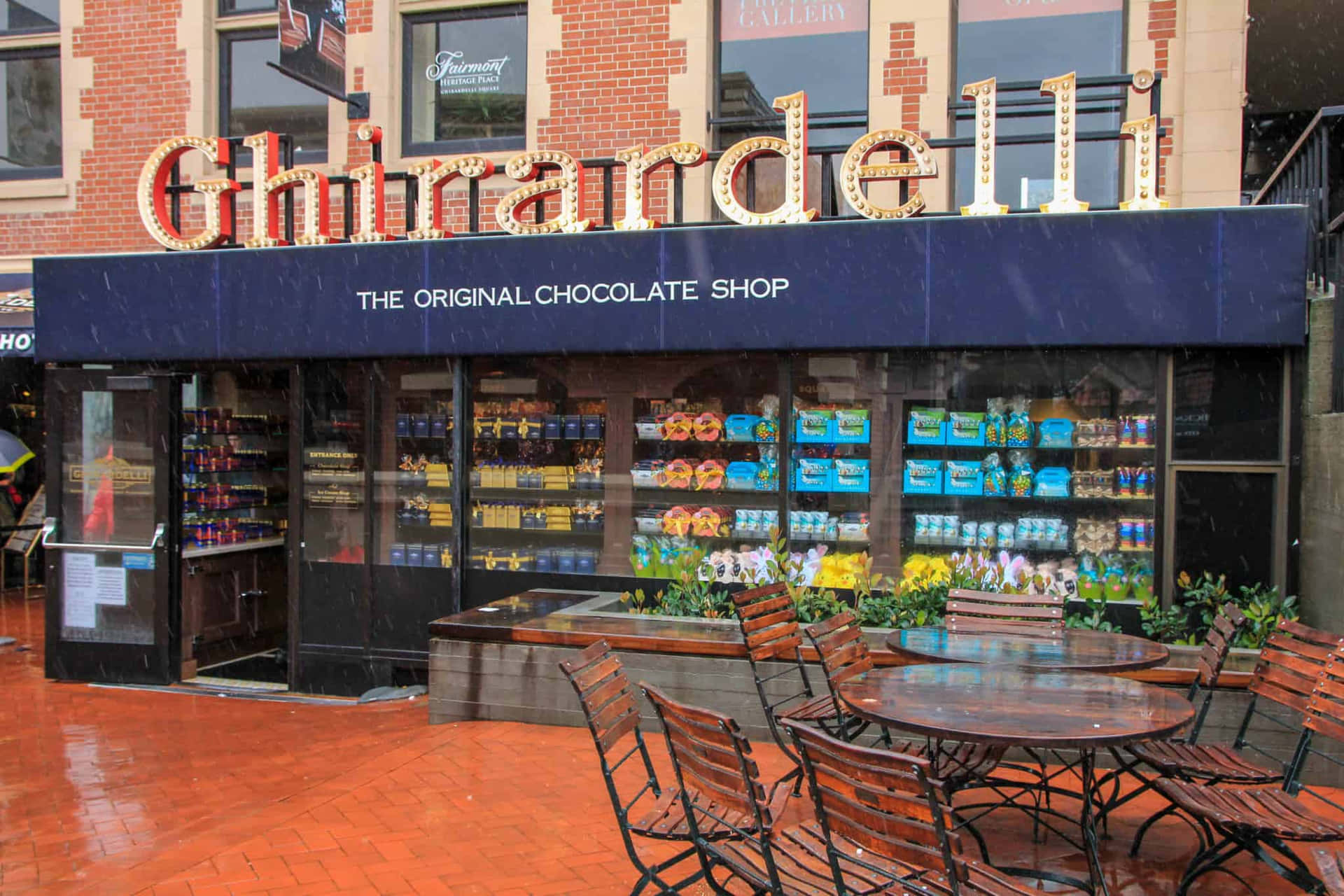 Ghirardelli 朱古力店在雨中設有戶外桌子