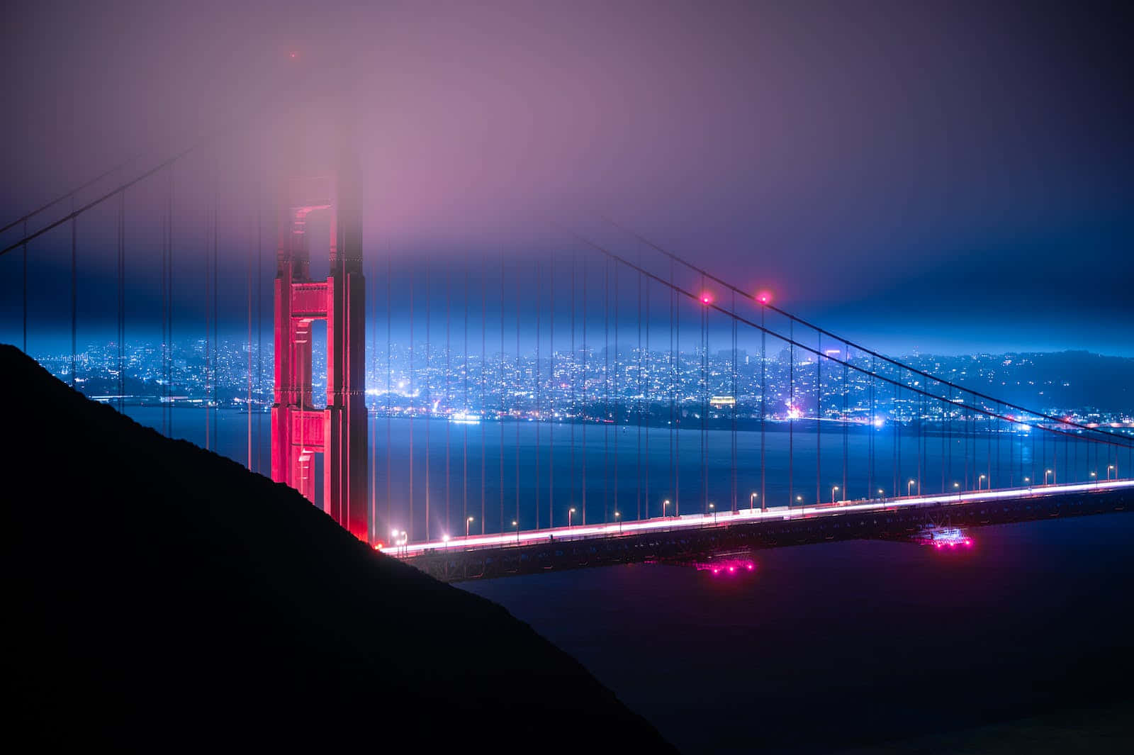 金門大橋夜景，城市燈光與薄霧