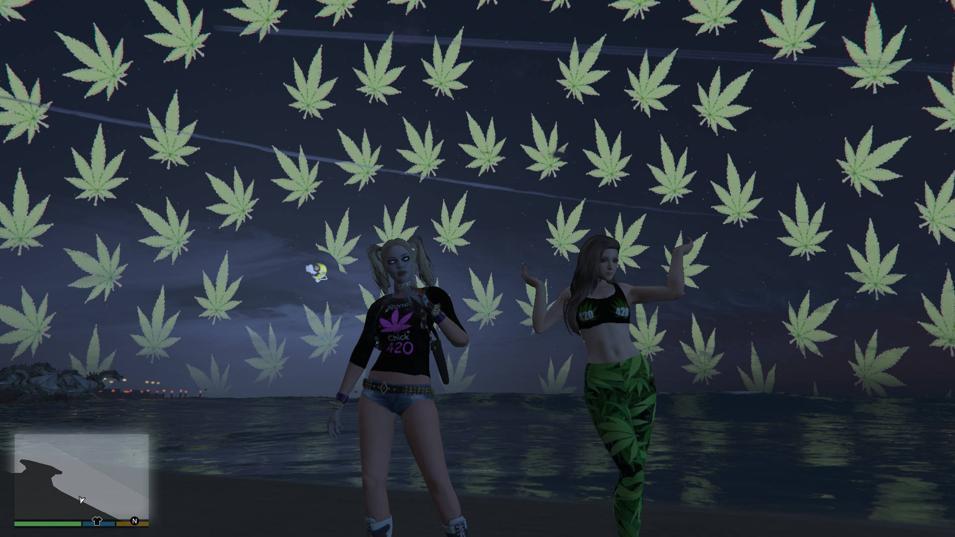 兩位女性在夜晚的海灘上，在發光大麻葉的天空下跳舞。