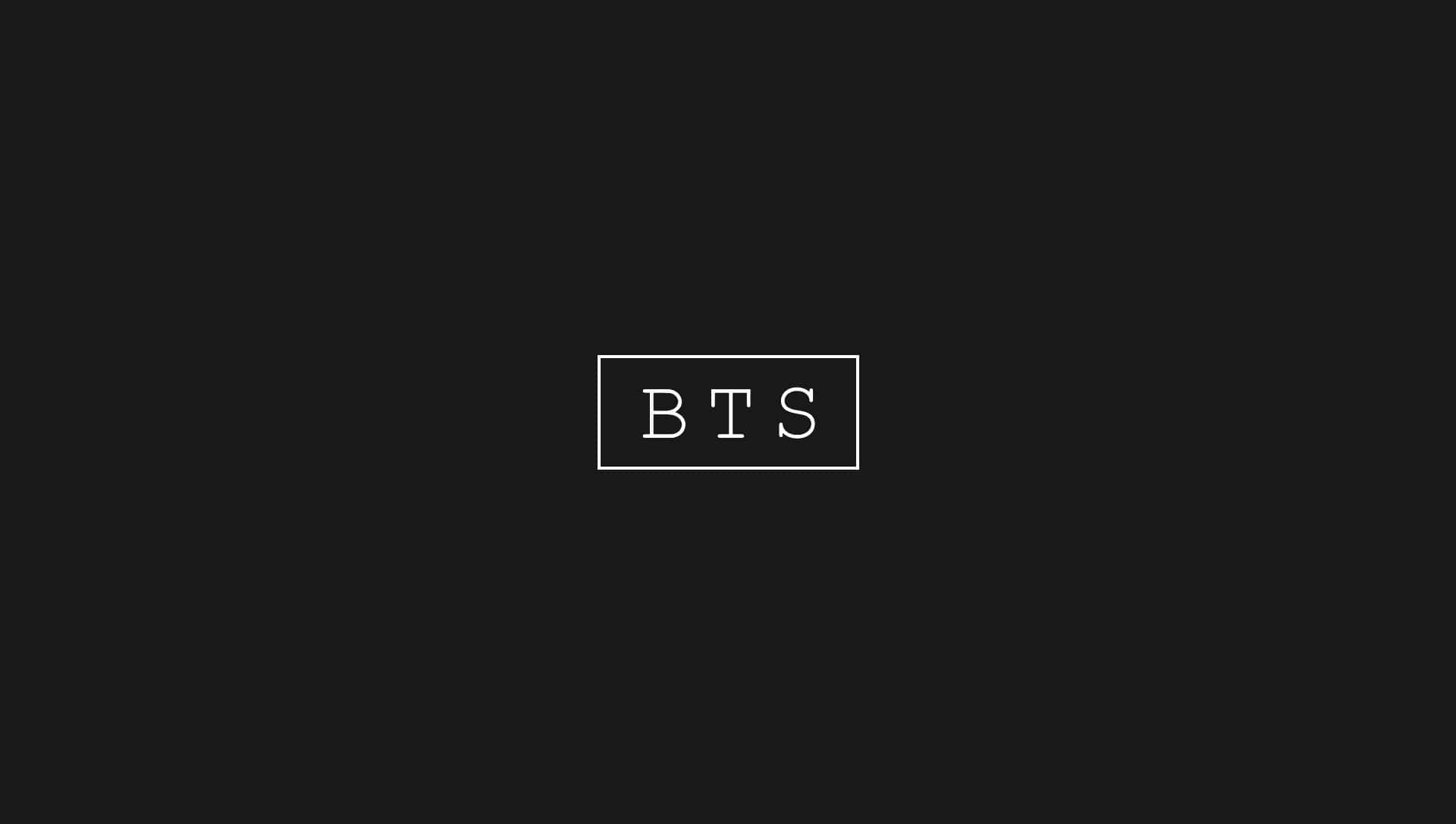 純黑色背景上的白色邊框BTS文字