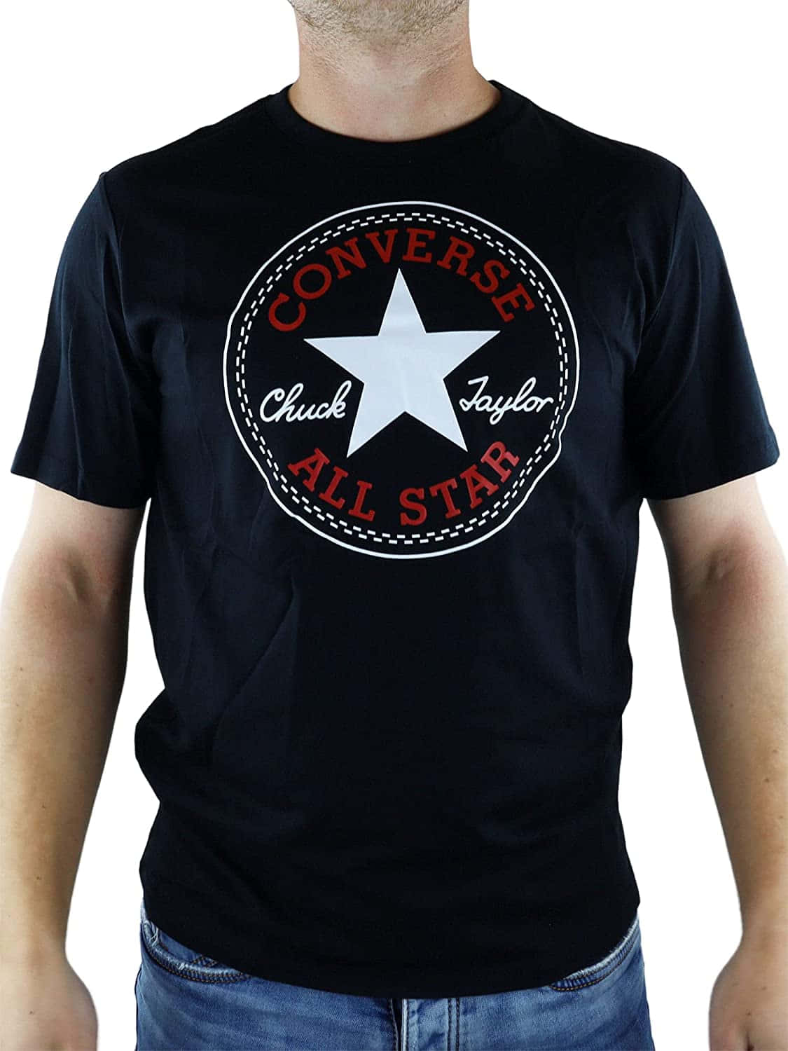 舒適時尚一步到位 壁紙 — 一個人穿著黑色Converse Chuck Taylor All Star T恤，上面有白色星星和紅色文字，背景為純白色。