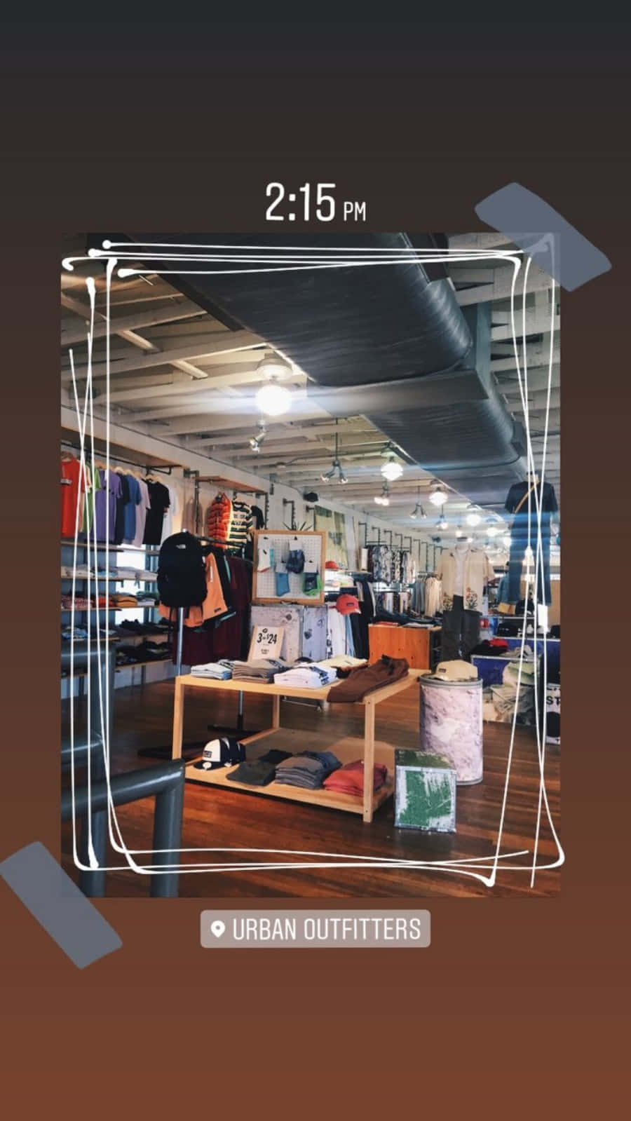 Instagram Story 桌布 壁紙 — 舒適的Urban Outfitters店內，木地板、色彩繽紛的衣架和裸露的天花板管道，在溫暖的燈光下。