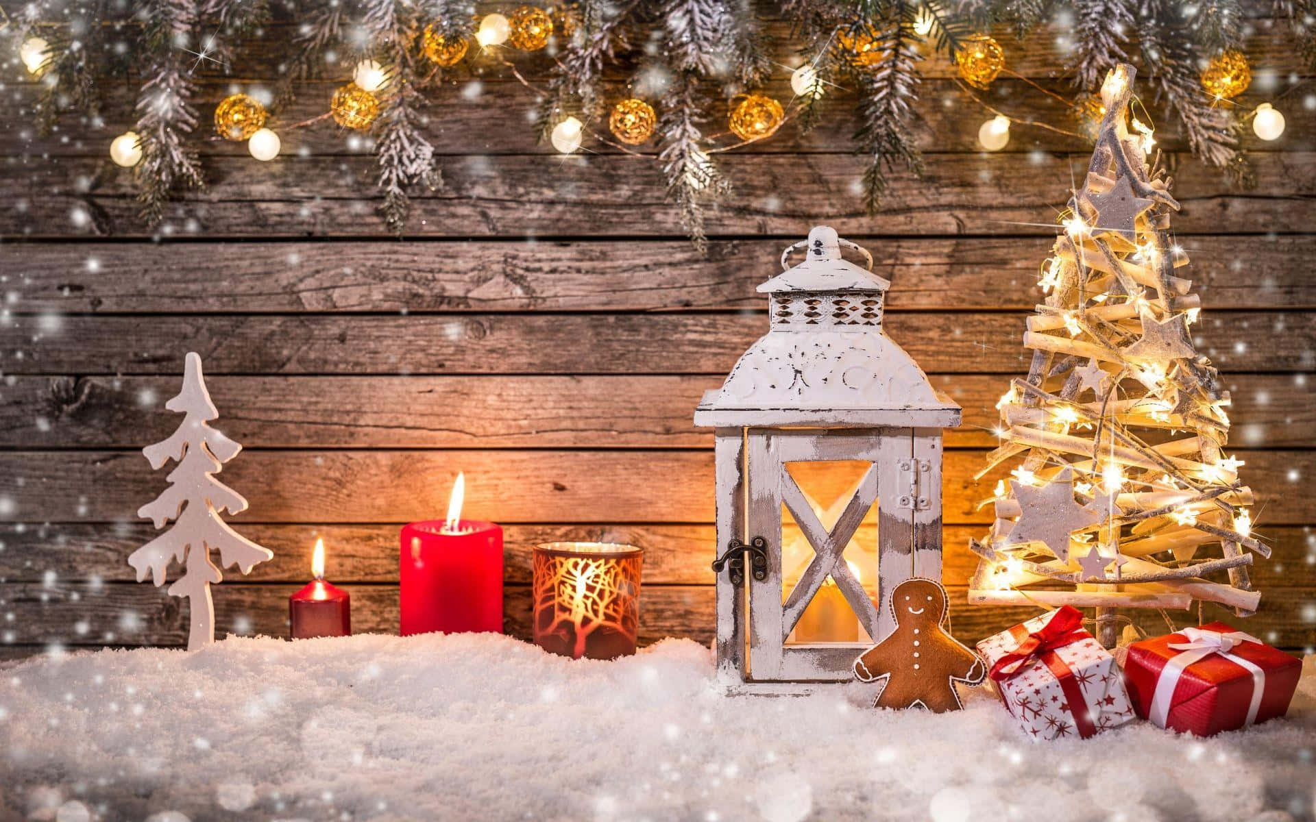 Vintage Christmas 桌布 壁紙 — 舒適的冬日假期場景，有雪、發光的燈籠、蠟燭和裝飾樹，背景是質樸的木質背景。