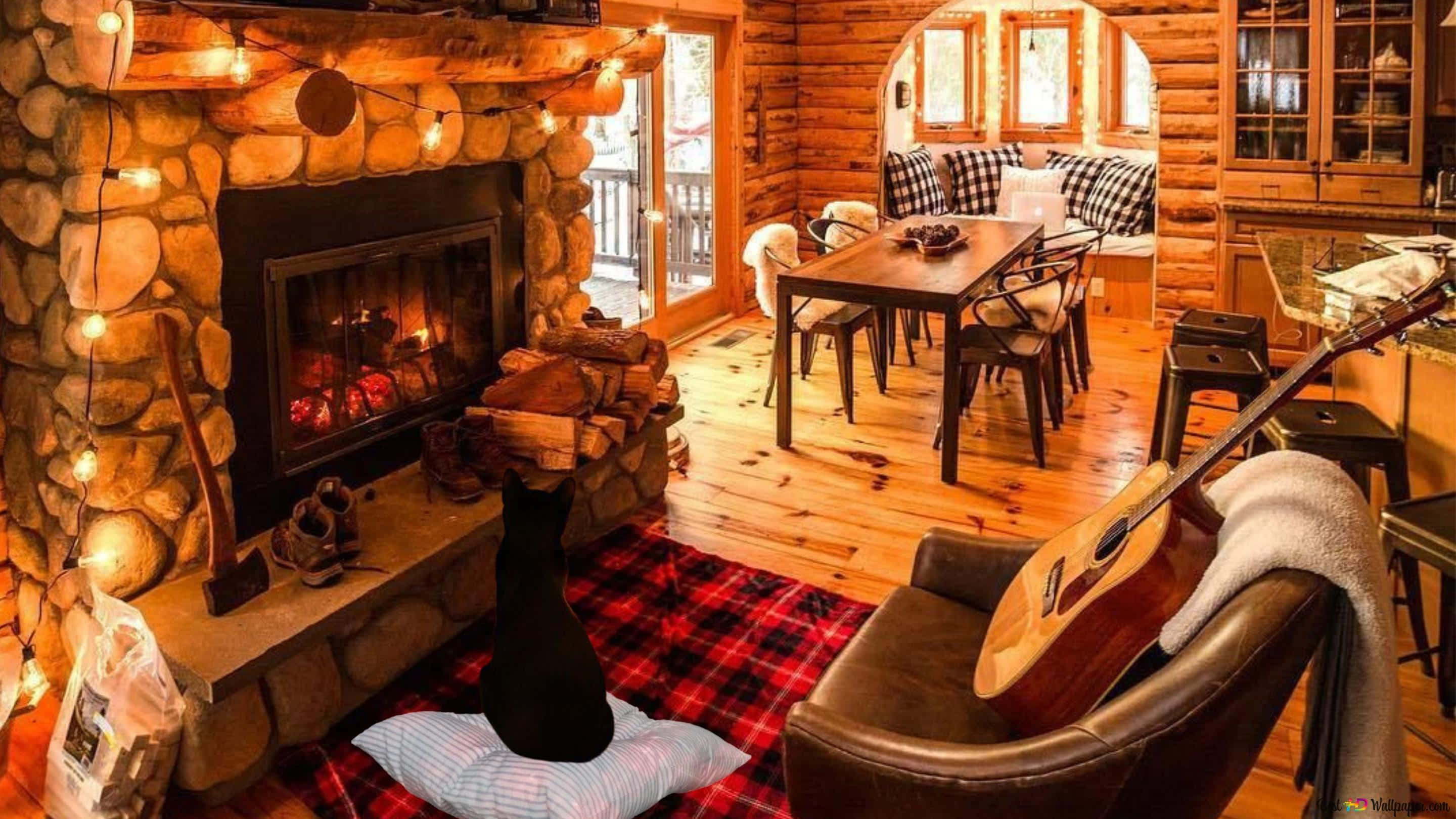 Autumn Fireplace 桌布 壁紙 — 舒適的木屋內部，石壁爐溫暖地發光，格子地毯，皮革椅子上的結他，以及木製用餐區。