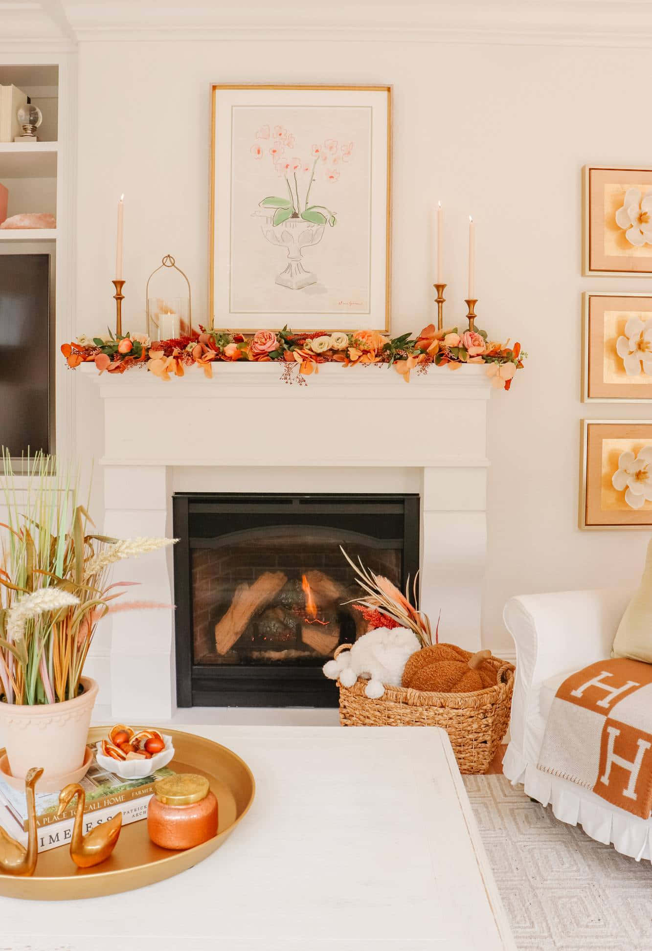 Autumn Fireplace 桌布 壁紙 — 舒適的秋季客廳，壁爐架上裝飾著橙色花環和蠟燭。