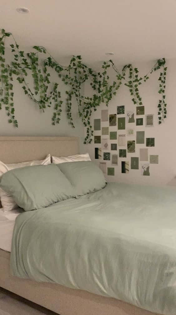 room 桌布 壁紙 — 舒適的臥室，床鋪置於柔軟綠色窗簾下，常春藤從天花板垂落，上方是綠色調照片的畫廊牆。