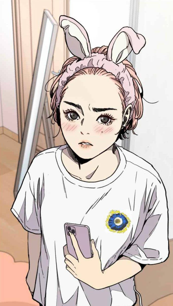 戴著兔耳的動漫女孩在室內拿著手機。