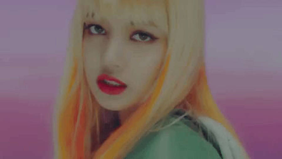 舞台上的光芒：BLACKPINK 梨子閃耀演出 壁紙 — 一個金髮紅唇女士的 close-up 肖像，背景是柔和的粉紅色。