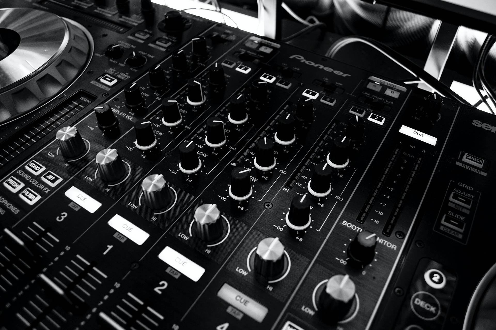 專業 DJ 混音器，帶有旋鈕同推桿，喺錄音室
