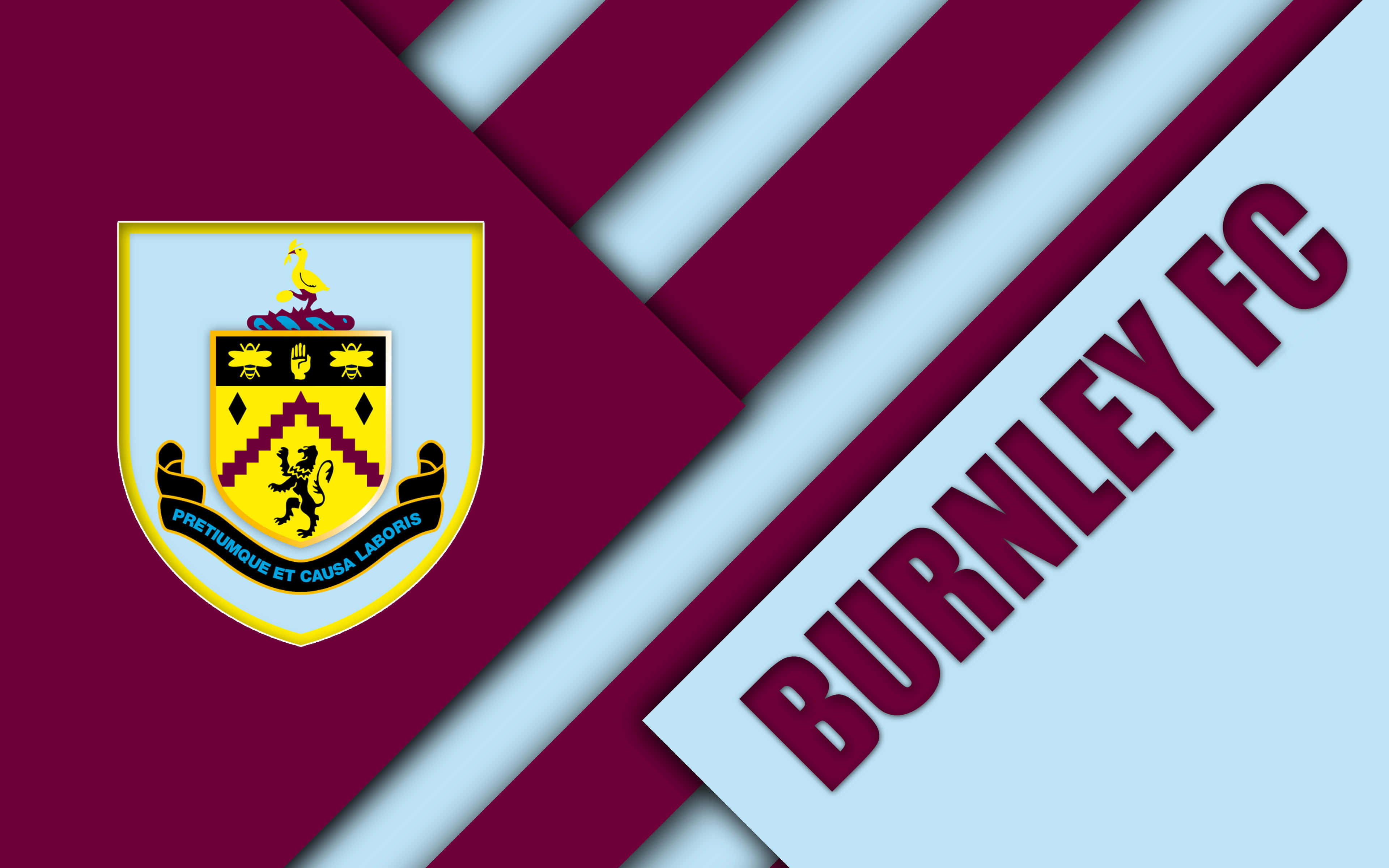 Burnley Fc 桌布 壁紙 — 般尼足球會徽章在栗色和淺藍色對角條紋上，配以粗體球隊名稱文字。