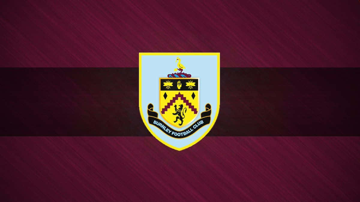 Burnley Fc 桌布 壁紙 — 般尼足球會徽章居中於栗色和黑色條紋背景，帶有對角線筆觸紋理。