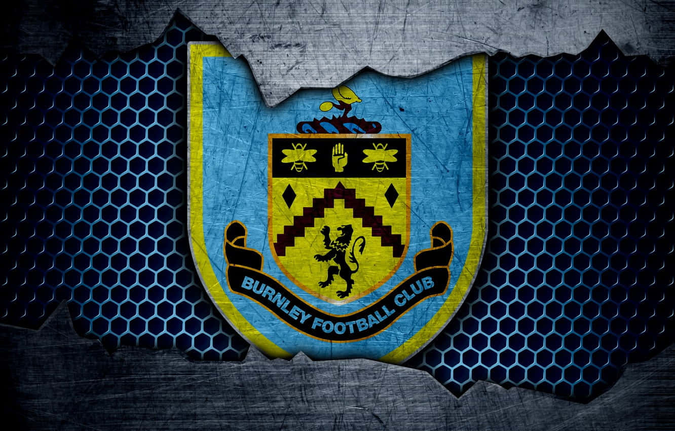 Burnley Fc 桌布 壁紙 — 般尼足球會徽章穿過撕裂的金屬表面顯露出六邊形圖案背景。