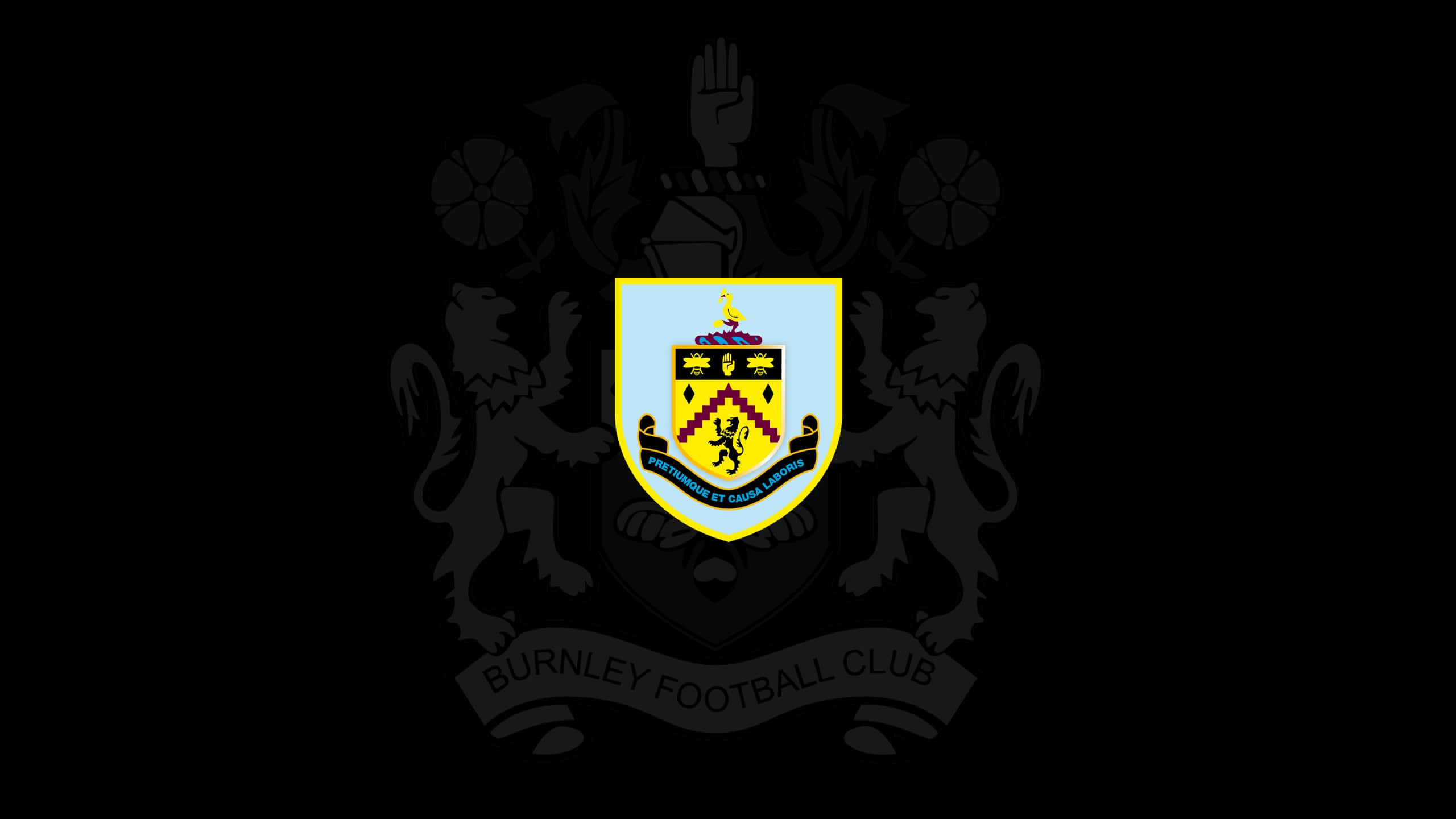 Burnley Fc 桌布 壁紙 — 般尼足球會會徽以鮮豔色彩置於黑色背景中央，帶有模糊的紋章剪影。