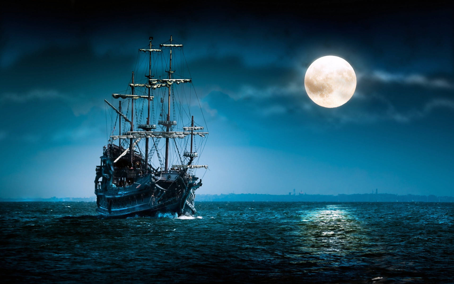 船與滿月 壁紙 — 一艘雄偉的海盜船在夜間黑暗、波光粼粼的海洋上，在明亮的滿月下航行。