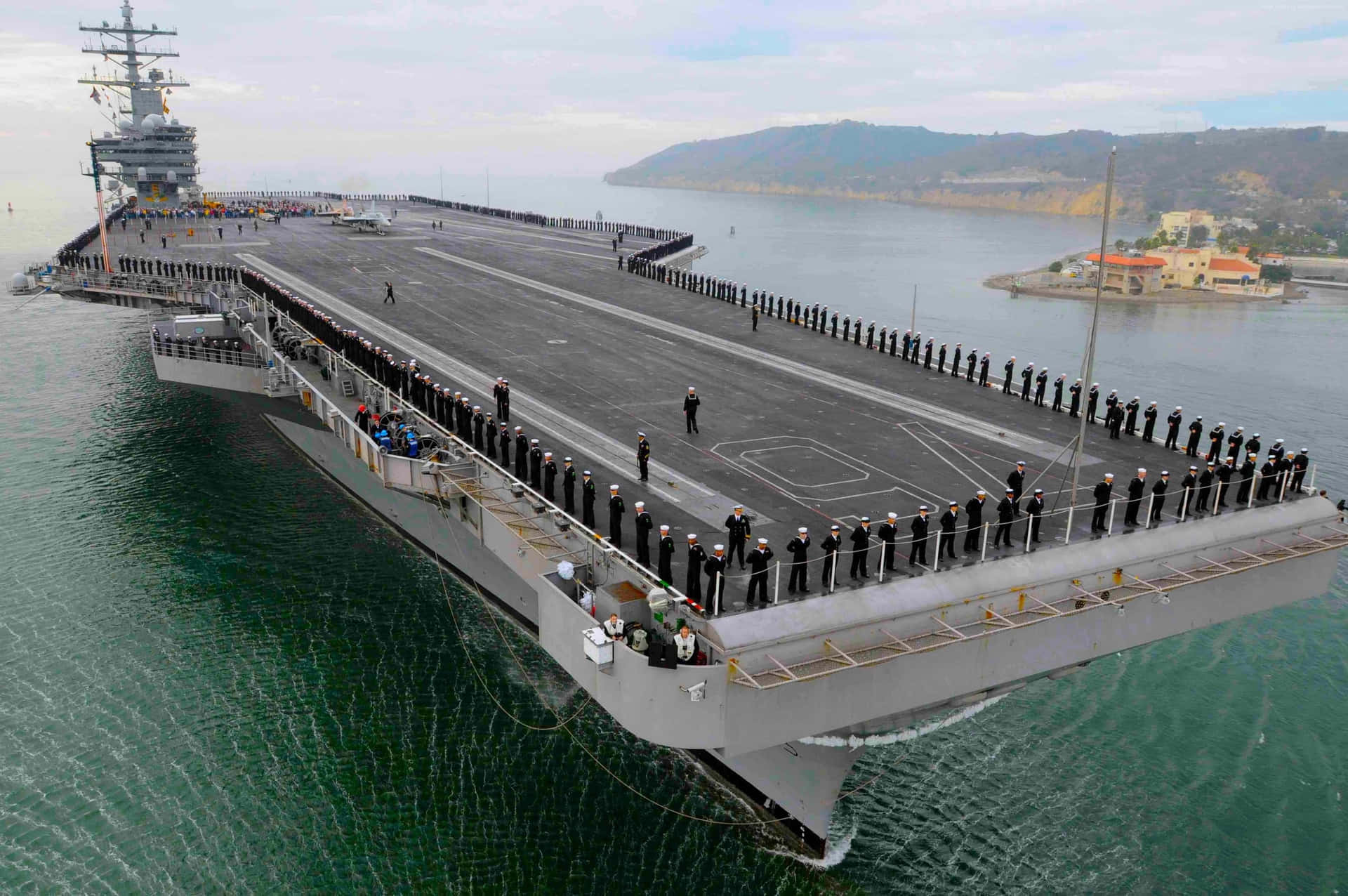 航空母艦，水兵在港口水域立正站立。