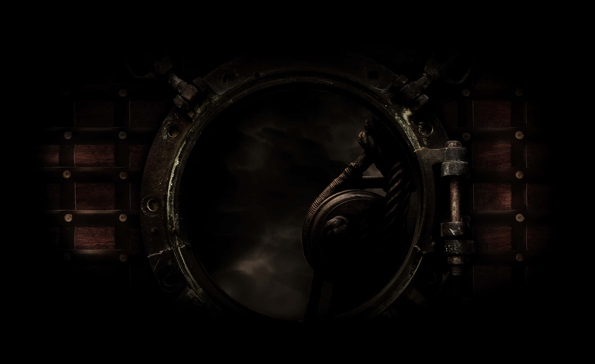 Dark Steampunk 桌布 壁紙 — 船體上一個生鏽的舷窗，透過破裂的玻璃，在昏暗的場景中顯露出黑暗的暴風雨海洋。