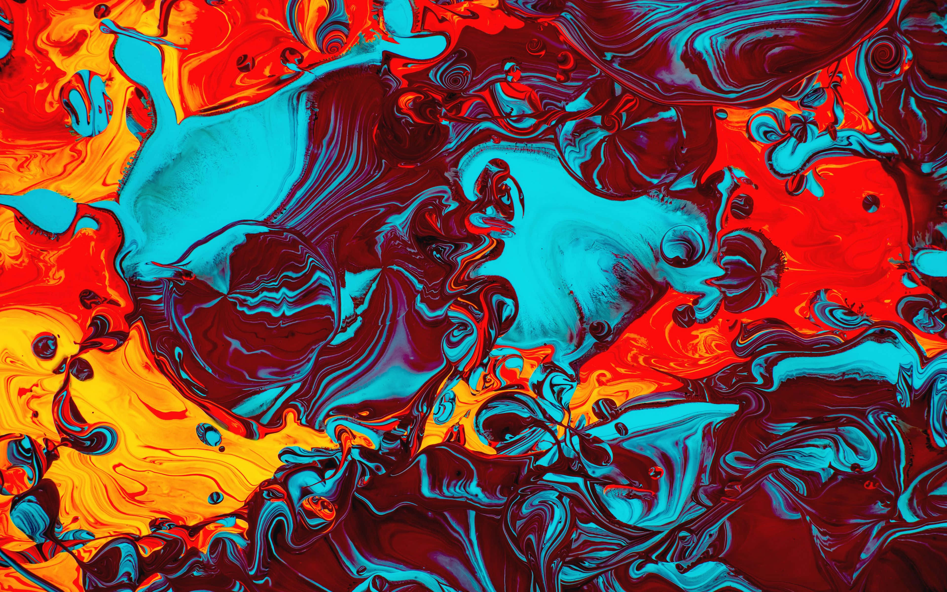 色彩帶來歡樂與生命 壁紙 — 充滿活力的抽象漩渦，火熱的橙紅色和冷色電光藍色顏料在流體運動中動態融合。