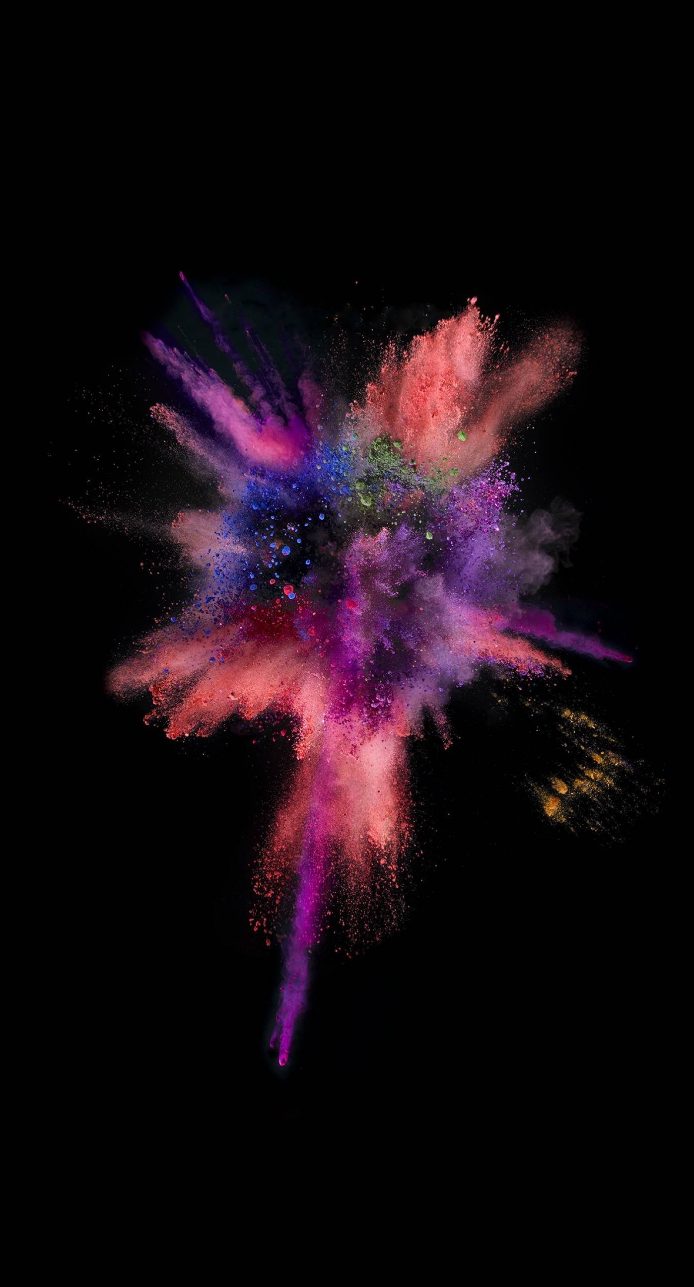 色彩爆發 iPhone 6s Plus 壁紙 — 粉紅、紫色和藍色粉末的鮮豔爆炸在純黑背景上爆發，營造出動感十足且充滿活力的視覺效果。