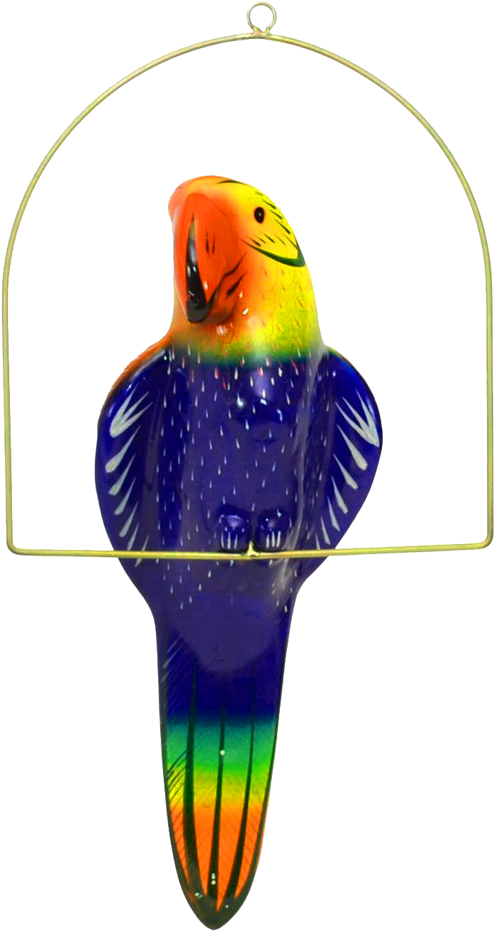 色彩玻璃藝術貓頭鷹鳥 壁紙 — 一個色彩鮮豔的玻璃鸚鵡裝飾品，帶有彩虹羽毛，掛在金色金屬絲拱門內，背景為黑色。