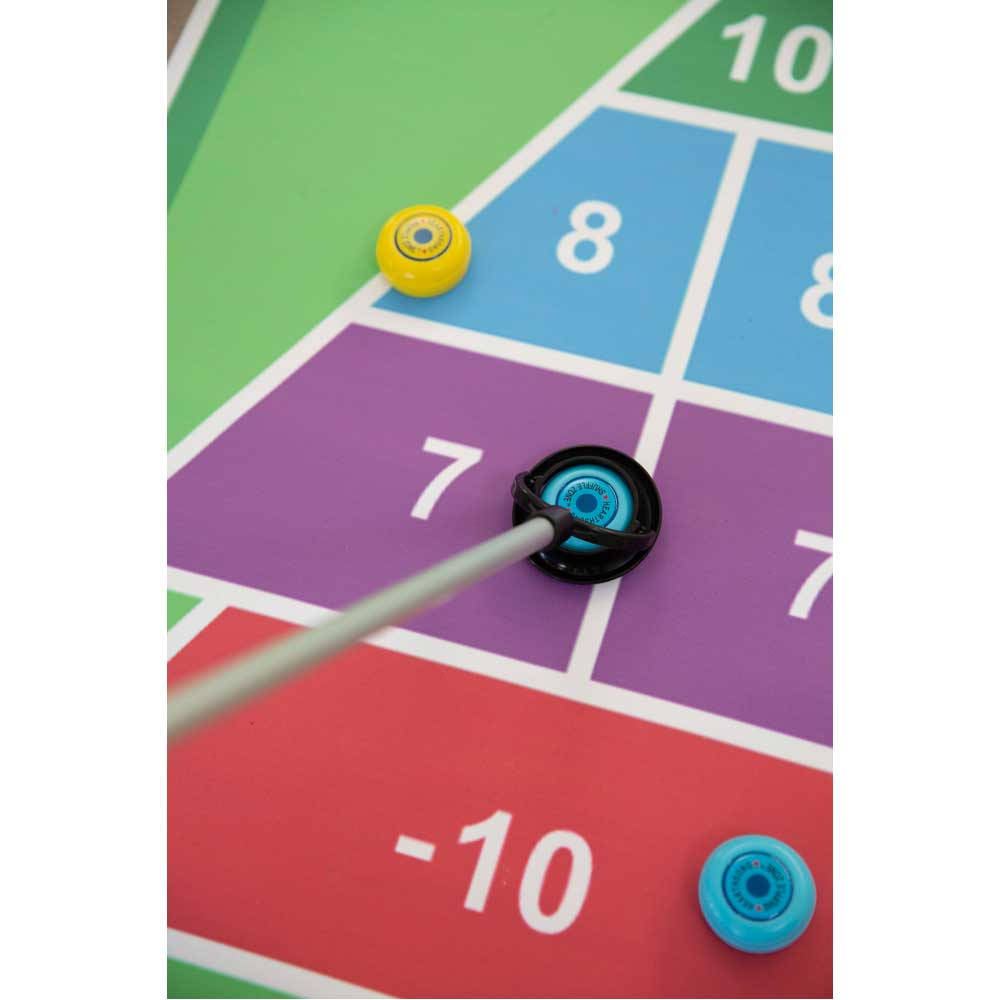 色彩繽紛 Shuffle Zone Shuffleboard 地墊遊戲 壁紙 — 色彩繽紛的沙狐球場地特寫，設有編號區域，並有球盤被球桿推動。