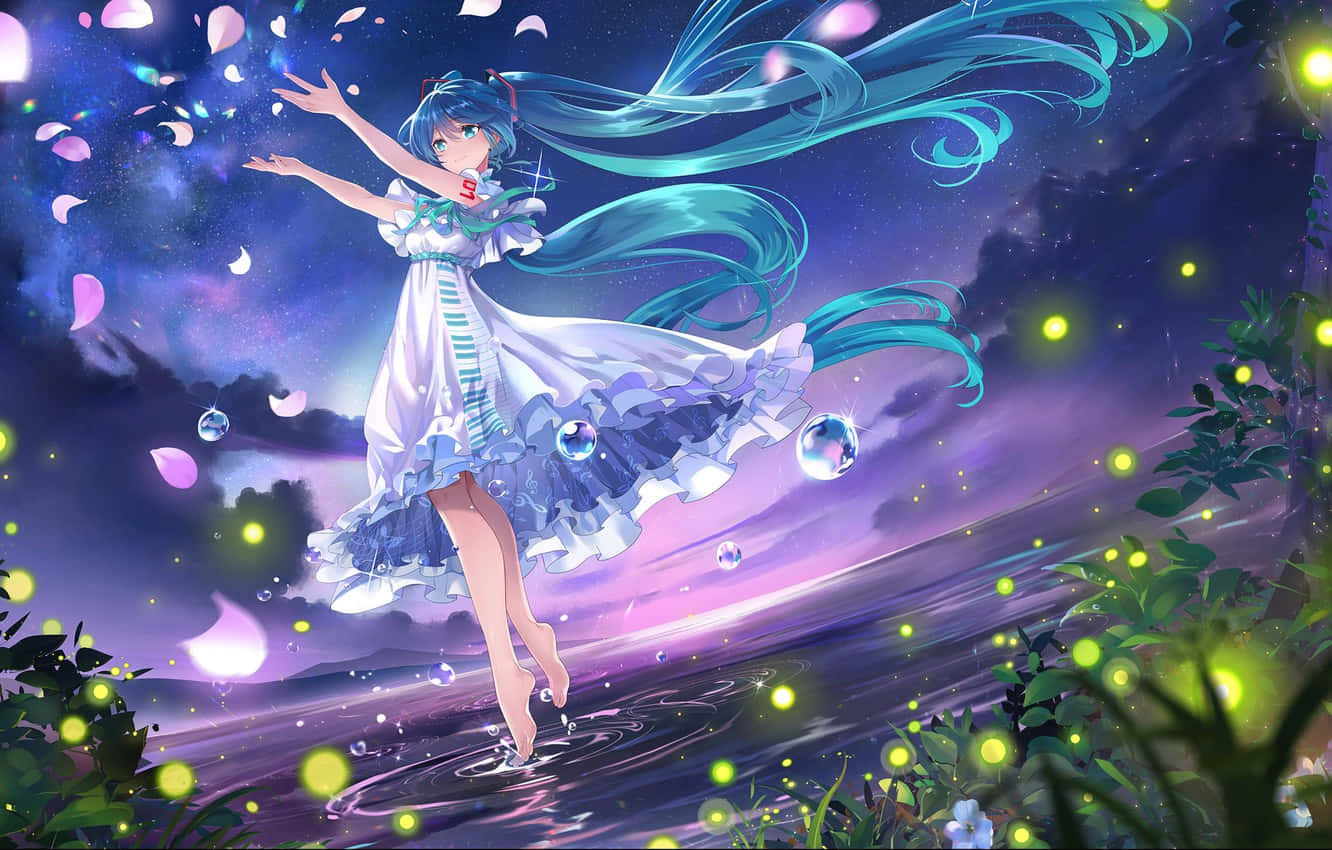 色彩繽紛動漫夜行者音樂盛會 壁紙 — 一位擁有綠松石色頭髮的動漫女孩在繁星點點的夜空中跳舞，發光的螢火蟲和粉紅色的花瓣在她周圍旋轉。