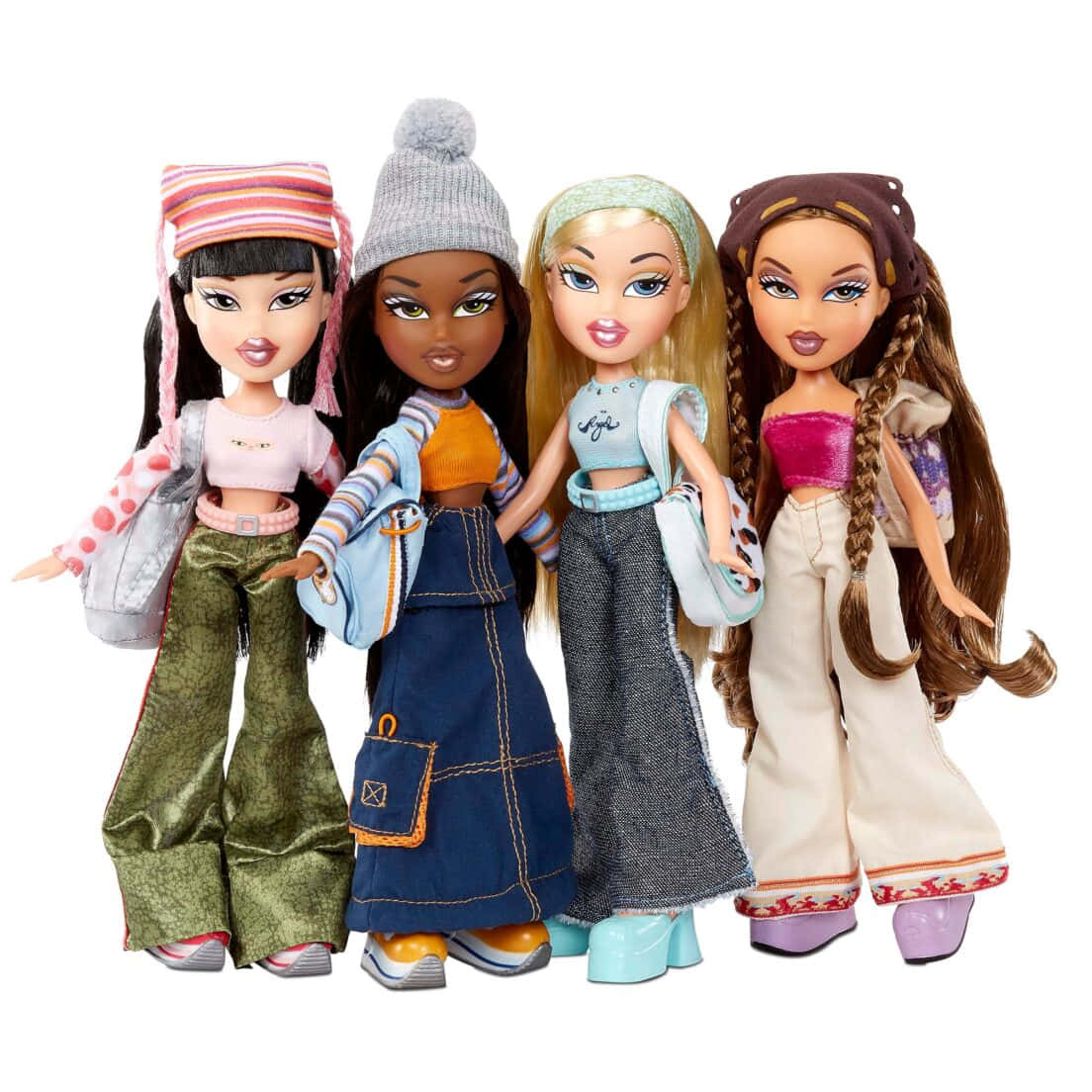 色彩繽紛又有趣的Bratz風格 壁紙 — 四個 Bratz 公仔穿著時尚的 2000 年代街頭服飾，在純白色背景前自信地擺姿勢。