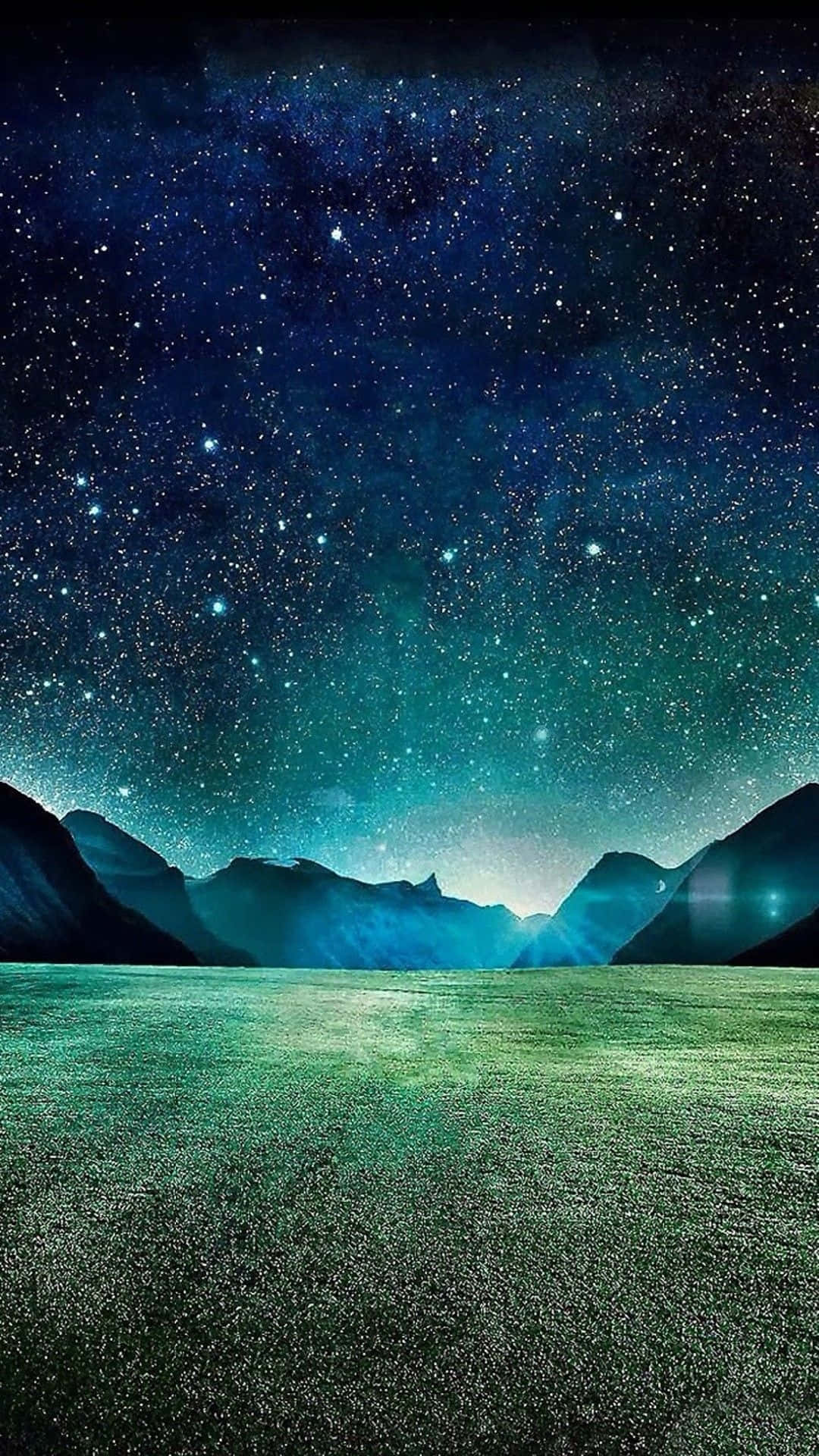 色彩繽紛幾何圖案手機壁紙 壁紙 — 廣闊的星空夜空，發光的青綠色星雲在黑暗的輪廓山脈和紋理綠色田野上方拱起。