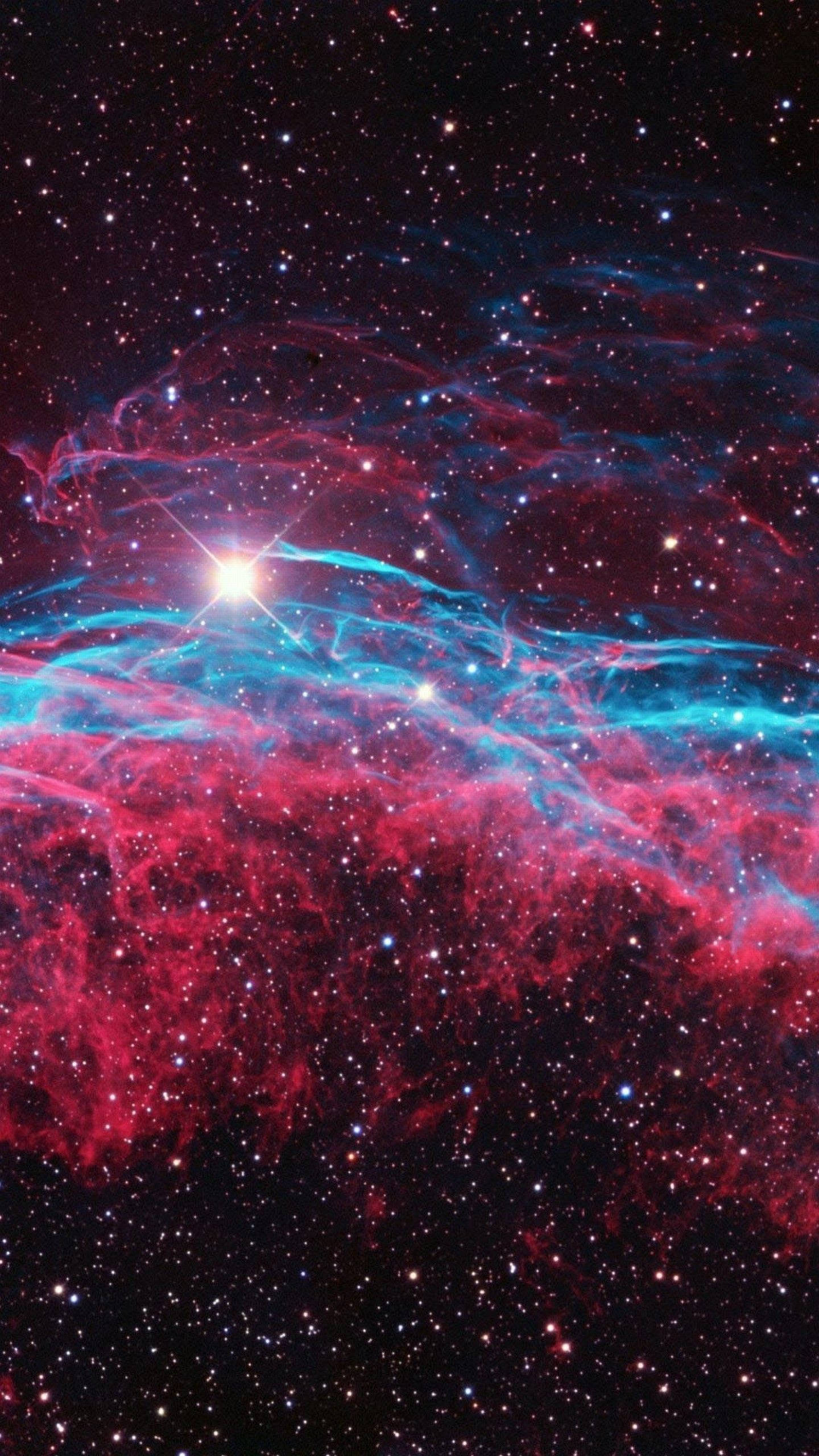色彩繽紛的 AMOLED 星空銀河 壁紙 — 充滿活力的宇宙星雲，有旋轉的紅色和藍色雲層，由明亮的中心恆星照亮，背景是星場。