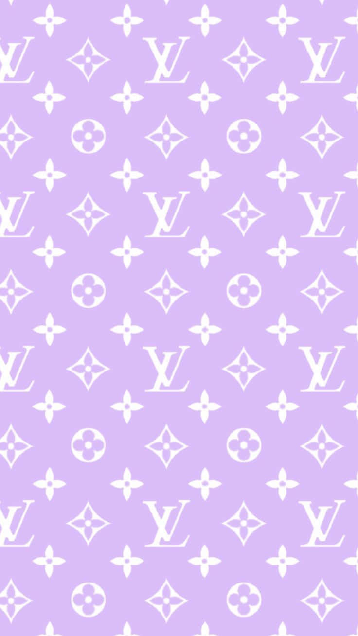 薰衣草背景搭配白色 Louis Vuitton 字母組合圖案。