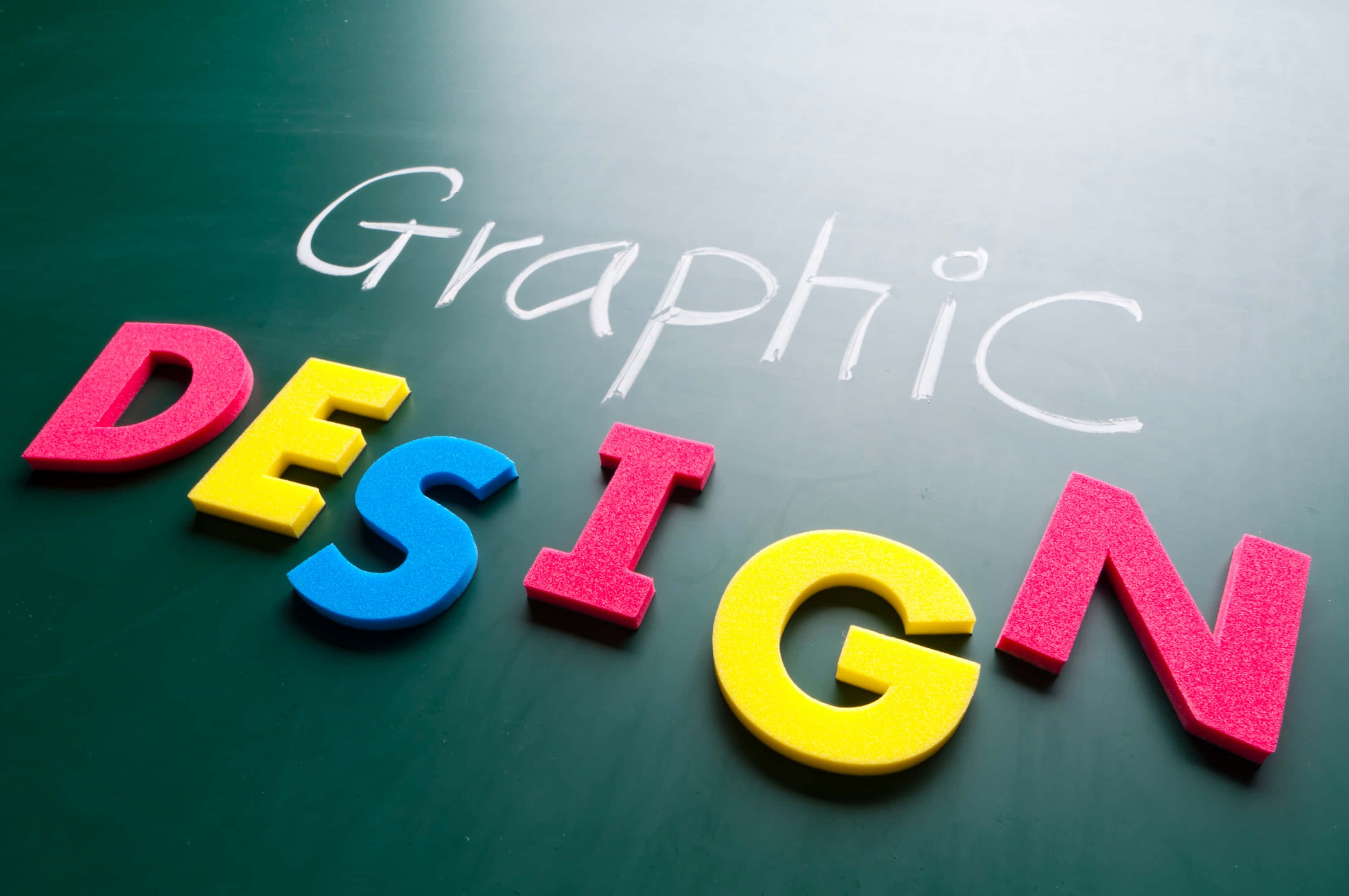 graphic design 桌布 壁紙 — 色彩繽紛的3D泡沫字母拼出DESIGN，放在綠色黑板上，並用白色粉筆寫著'Graphic'。