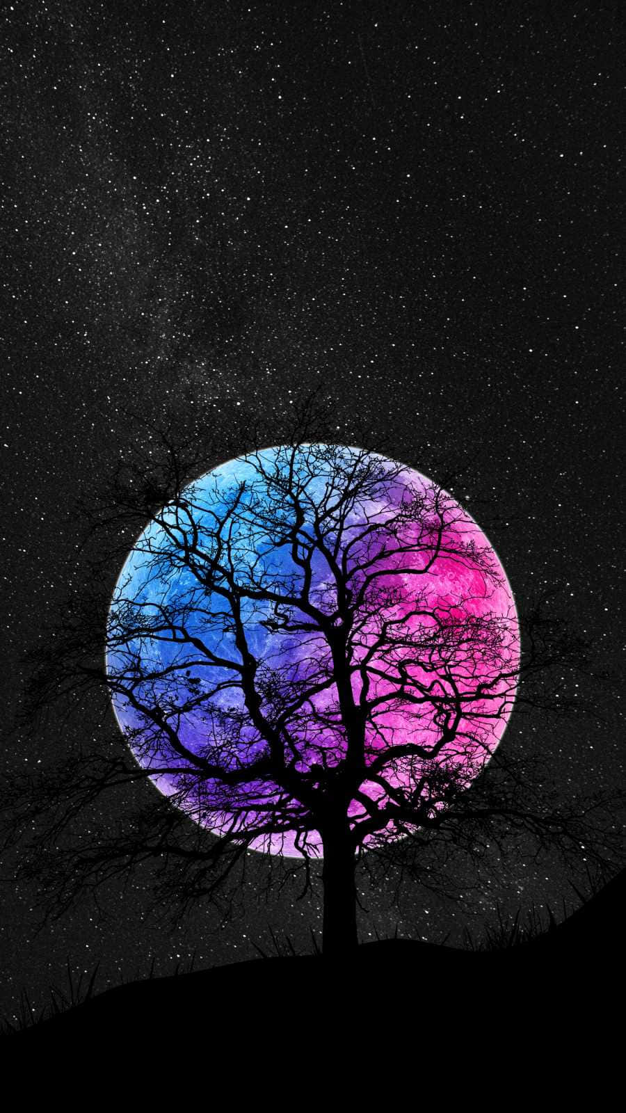 在繁星點點的夜空下，一棵光禿禿的樹的剪影，映襯著色彩繽紛的宇宙月亮。