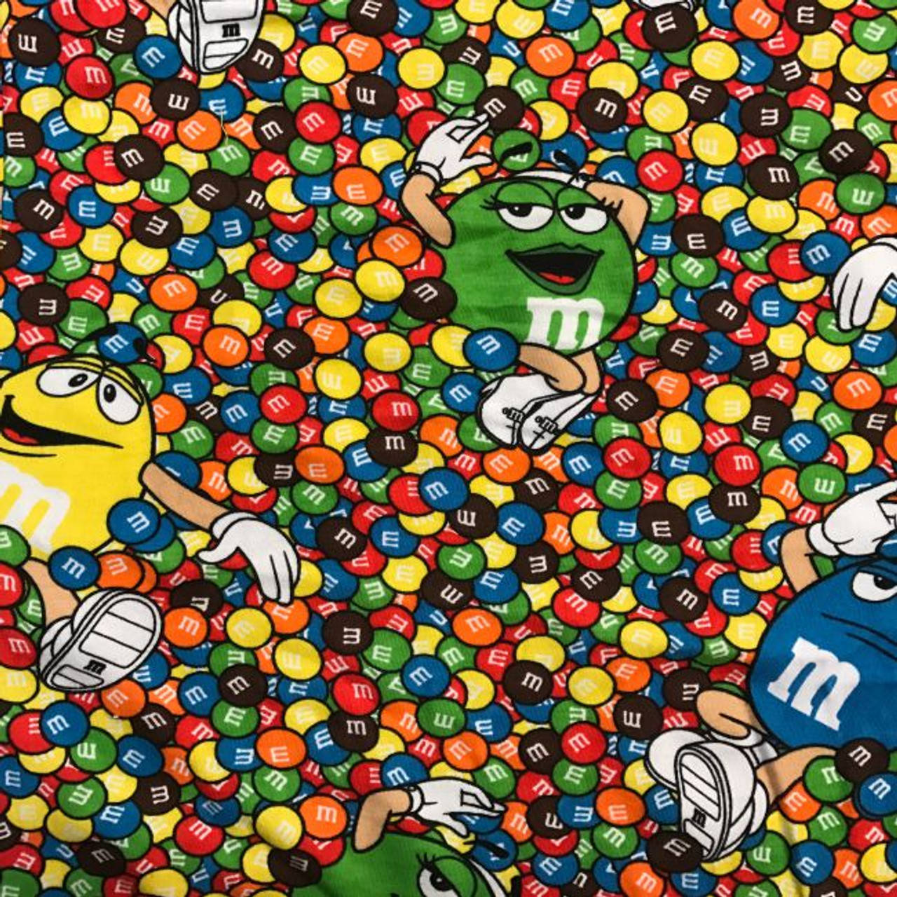 朱古力 桌布 壁紙 — 色彩繽紛的M&M's角色從一片彩色糖果塗層朱古力中俏皮地浮現。