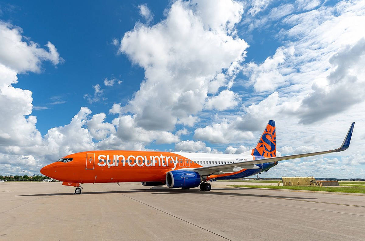 Sun Country Airlines飛機停泊喺機場停機坪，天空多雲