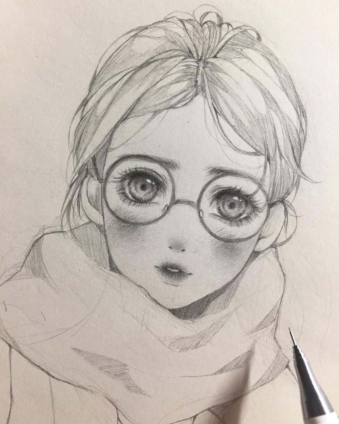 色彩繽紛的動漫插畫 壁紙 — 一幅詳細的鉛筆素描，描繪一位戴著圓框眼鏡、圍著圍巾、擁有大而富有表現力眼睛的年輕女孩。