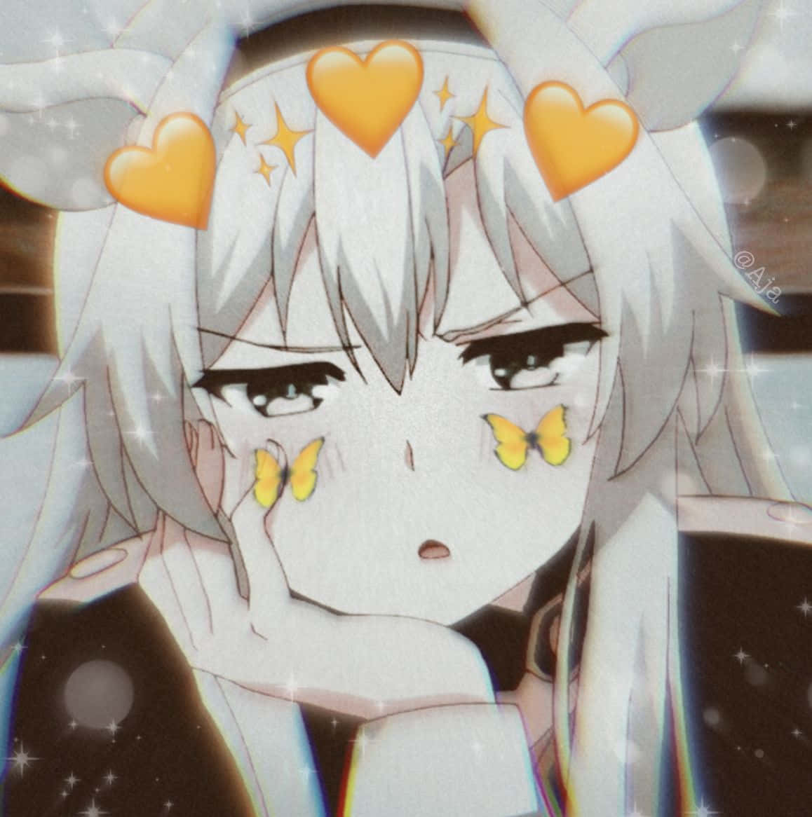 銀髮兔耳動漫女孩，臉頰上有黃色蝴蝶，頭頂漂浮著愛心。