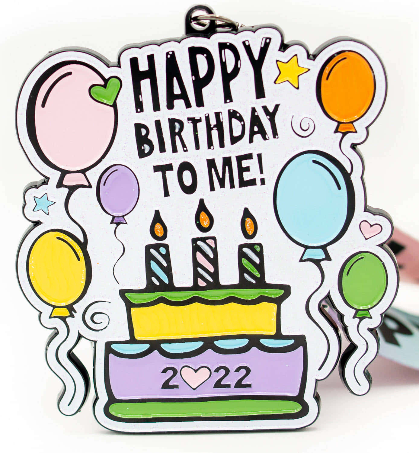 生日快樂俾自己 桌布 壁紙 — 色彩繽紛的卡通風格生日獎牌，上面有蛋糕、蠟燭和氣球，並帶有「HAPPY BIRTHDAY TO ME!」文字。