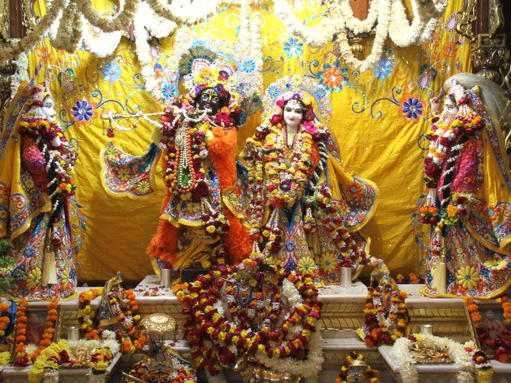 Hindu Temple 桌布 壁紙 — 色彩繽紛的印度教神祇裝飾著彩色花環，站在華麗的祭壇上，背景是金色刺繡。
