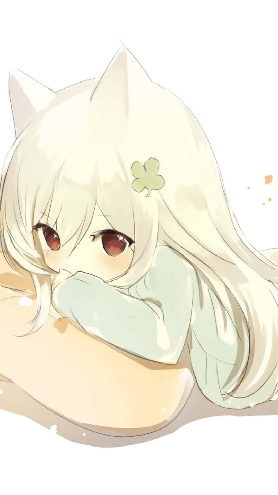色彩繽紛的可愛動物卡通插畫 壁紙 — 一個可愛的白髮貓耳動漫女孩將頭靠在手臂上，綠色的四葉草點綴在她的頭髮上。
