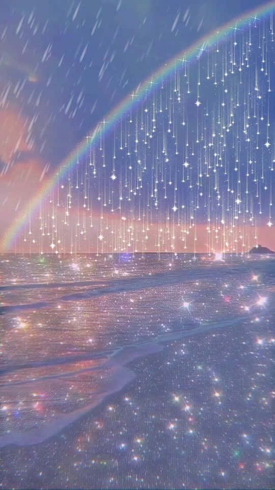 發光的彩虹橫跨閃爍的海灘，伴隨著黃昏時分墜落的星塵粒子。