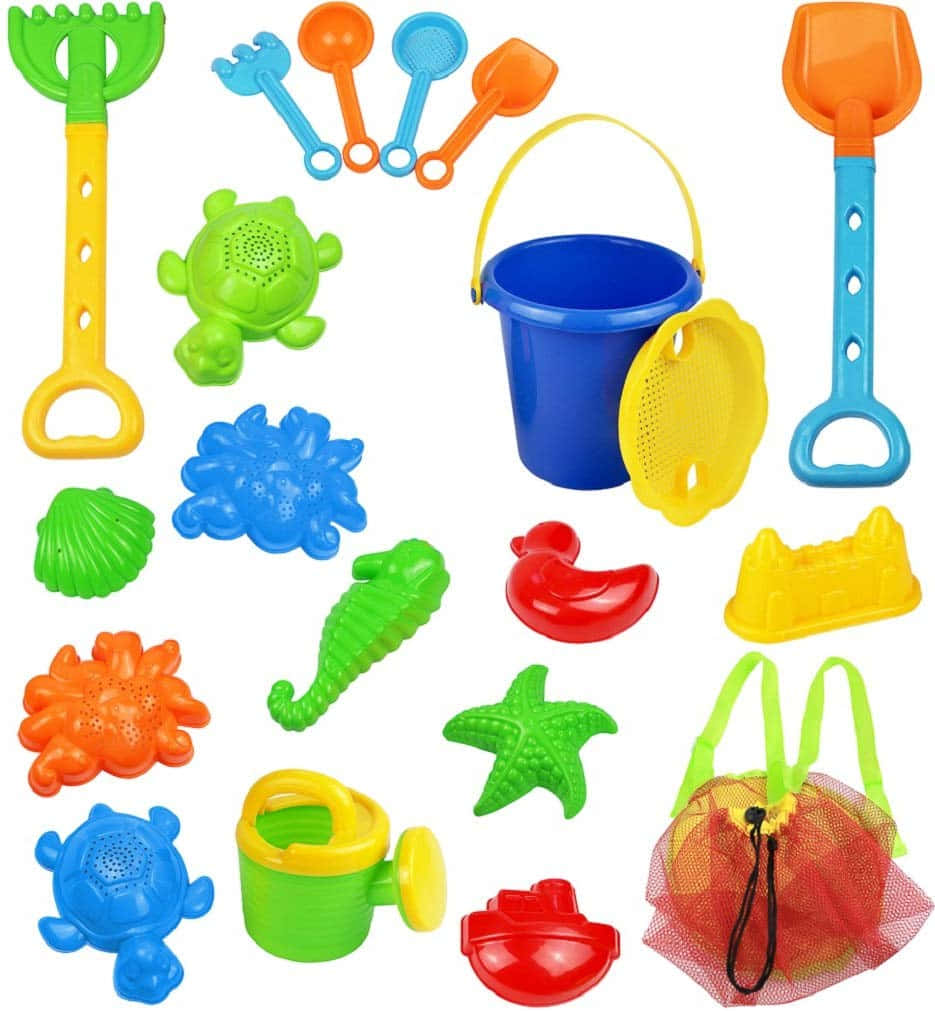 Beach Toys 桌布 壁紙 — 色彩繽紛的塑膠沙灘玩具，包括鏟子、水桶、模具和海洋生物模具，整齊排列在白色背景上。