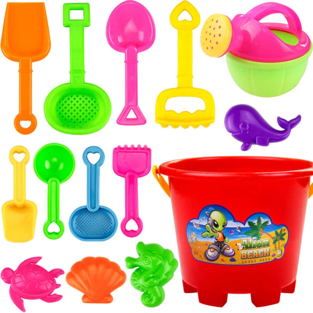 Beach Toys 桌布 壁紙 — 色彩繽紛的塑膠沙灘玩具，包括鏟子、勺子、水桶和海洋生物模具，整齊排列在白色背景上。