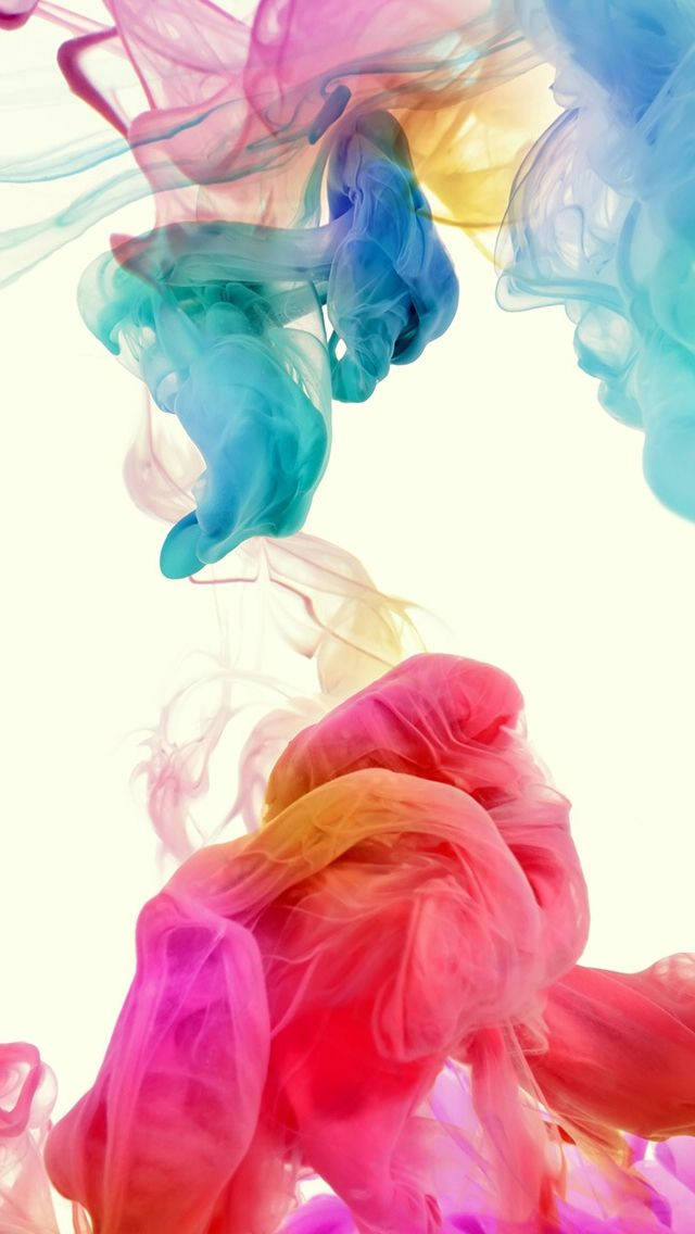 藝術 桌布 壁紙 — 色彩繽紛的墨水形成充滿活力的旋轉雲朵，在柔和的白色背景上漂浮並融合。