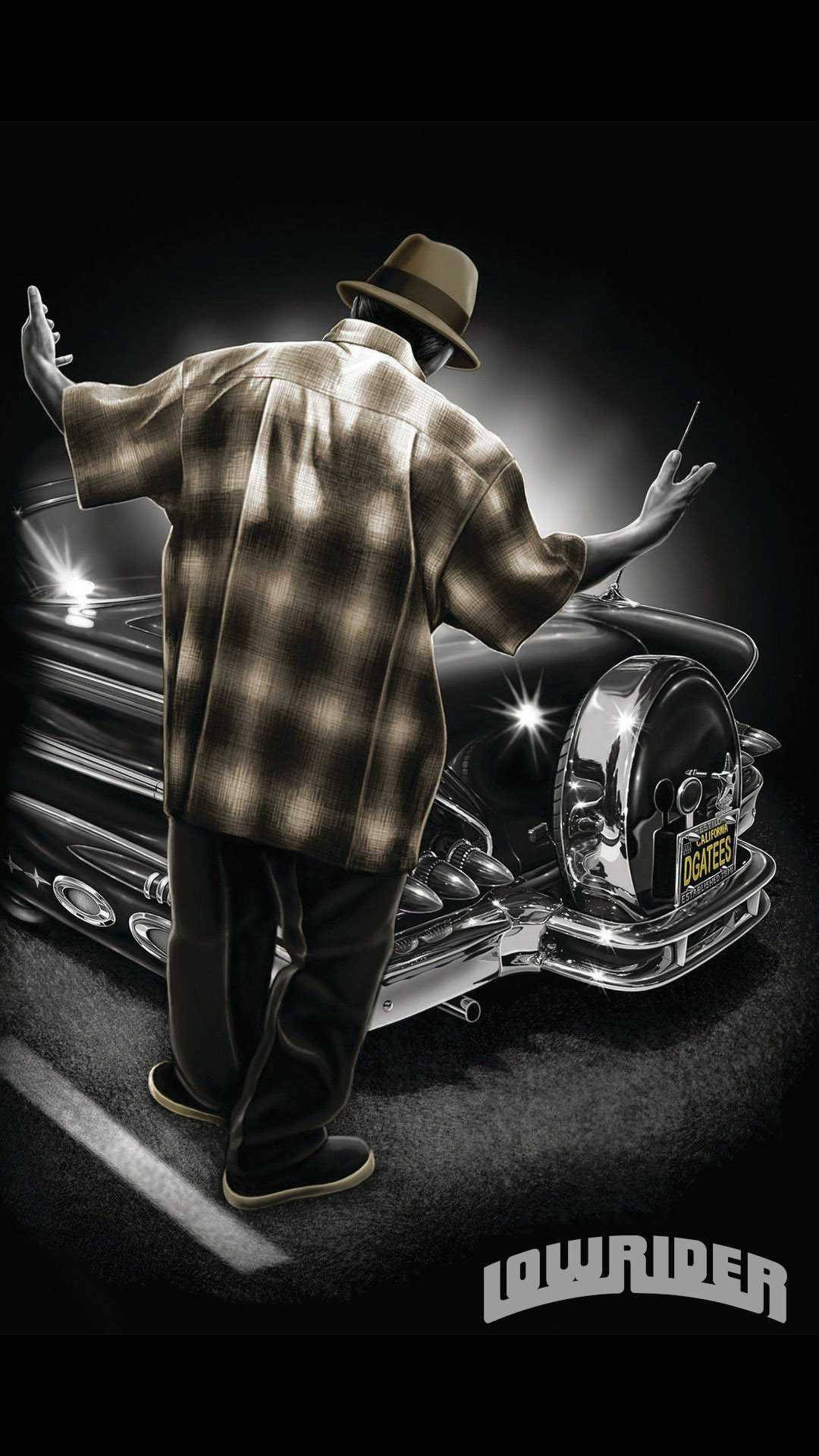色彩繽紛的奇卡諾低速車在都市背景中 壁紙 — 一名戴著紳士帽和格仔恤衫的男子，在戲劇性的聚光燈下自豪地站在一輛閃亮的黑色低底盤汽車旁邊。