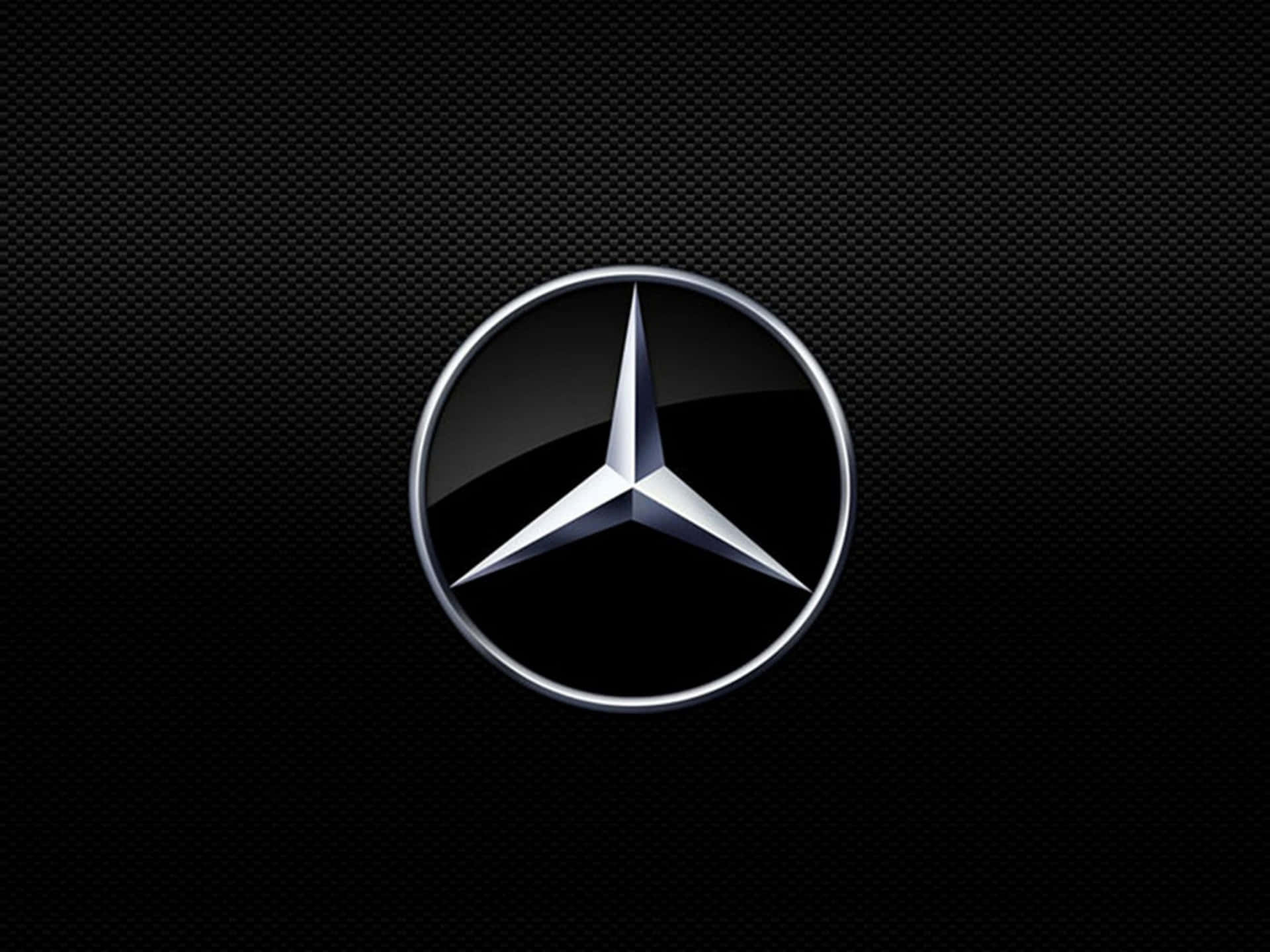 碳纖維背景上的 Mercedes-Benz 標誌