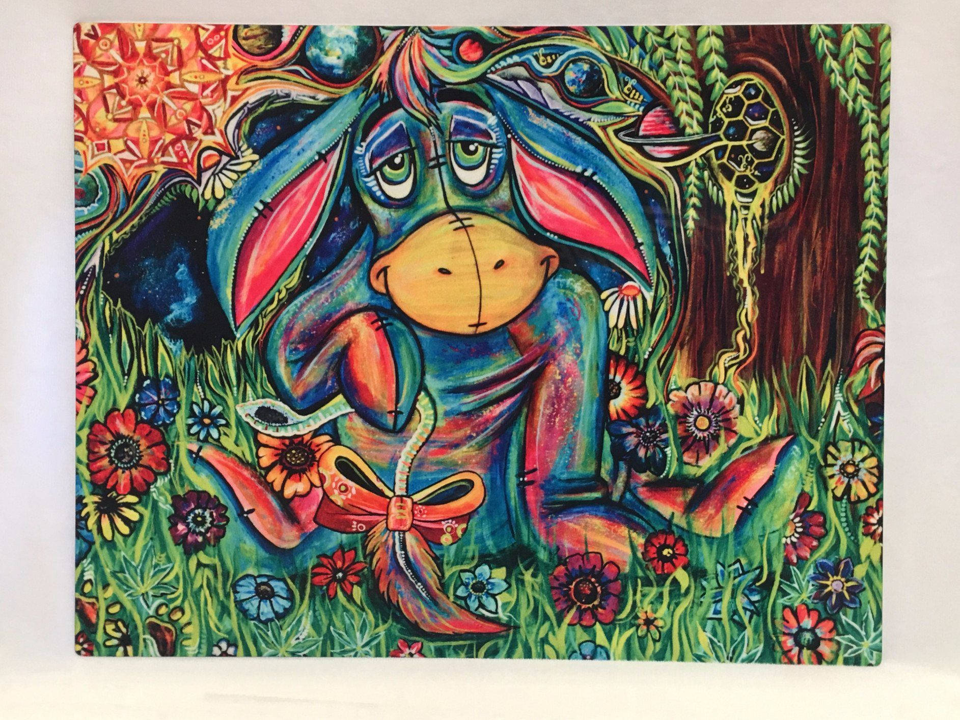色彩繽紛的屹耳藝術照 壁紙 — 一隻帶有縫合特徵的奇幻藍色兔子坐在色彩繽紛的花園中，周圍是鮮豔的花朵，上方是迷幻的天空。