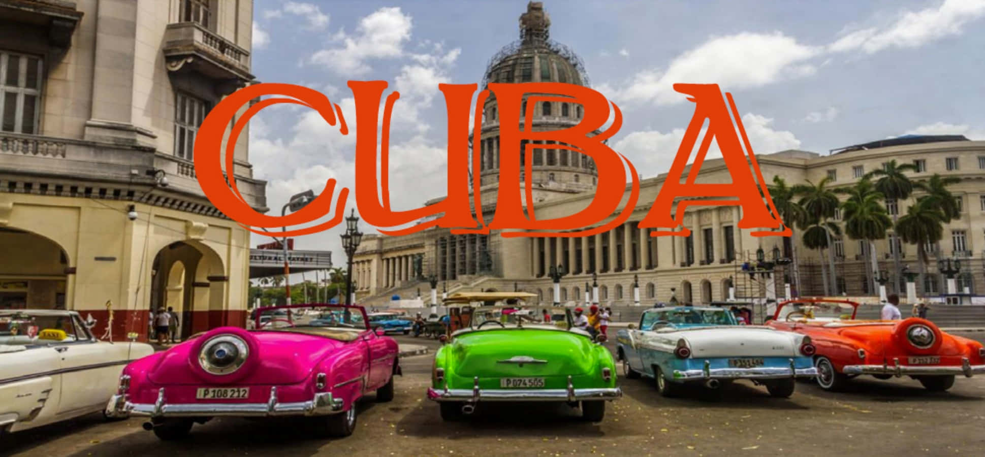 Cuba 桌布 壁紙 — 色彩繽紛的復古美國汽車停泊在哈瓦那國會大廈前，天空晴朗。