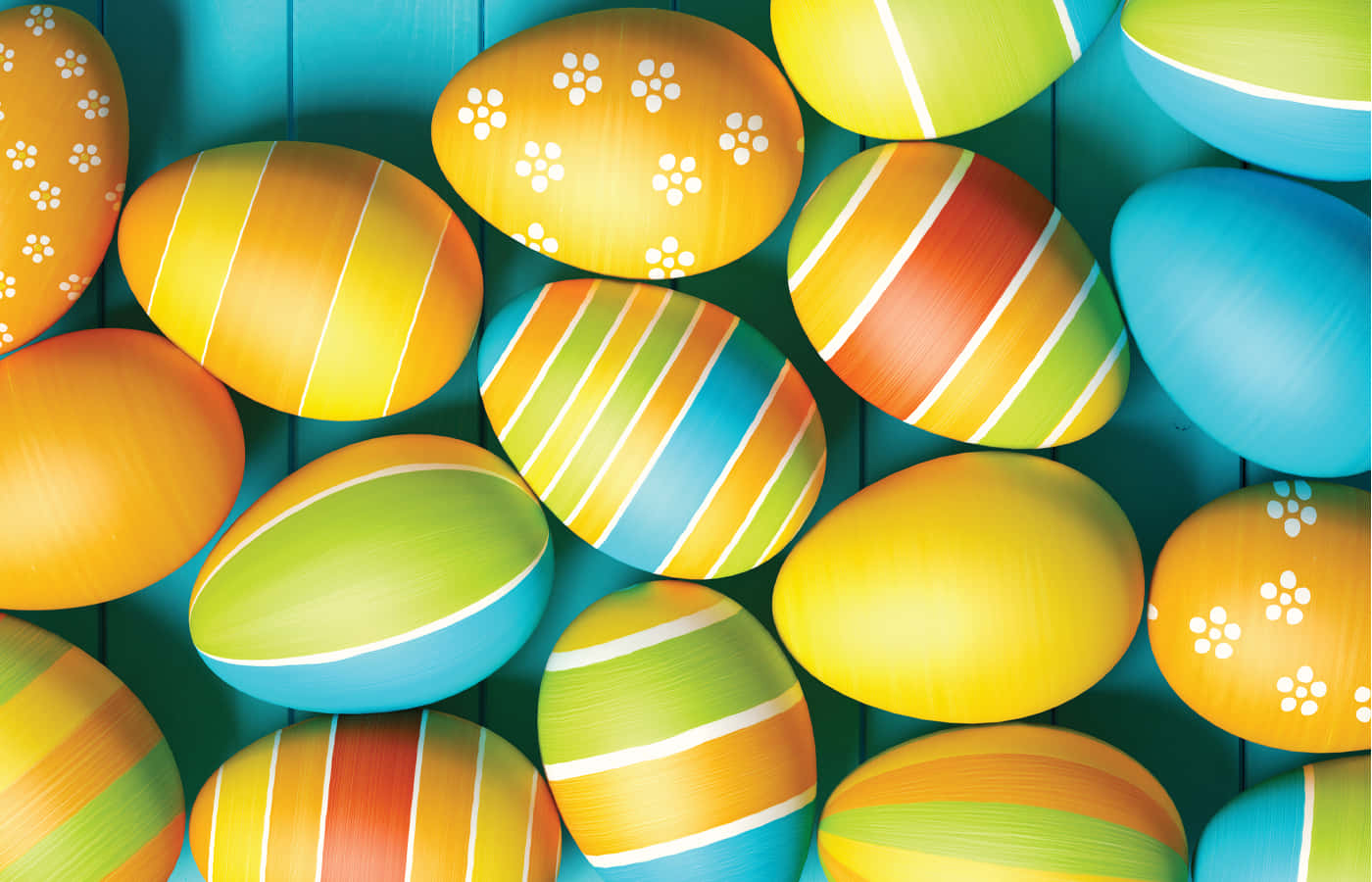 Eggs 桌布 壁紙 — 色彩繽紛的復活節蛋，帶有條紋和花卉圖案，放置在青綠色的木質表面上。