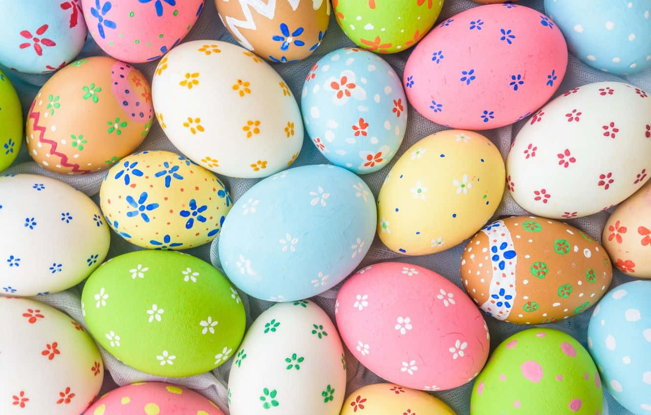 Pastel Easter 桌布 壁紙 — 色彩繽紛的手繪復活節蛋的特寫，飾有花卉圖案和幾何設計。