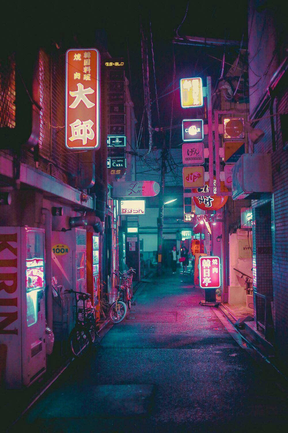 夜晚一條狹窄的小巷，被色彩繽紛的霓虹招牌和停放的單車照亮。