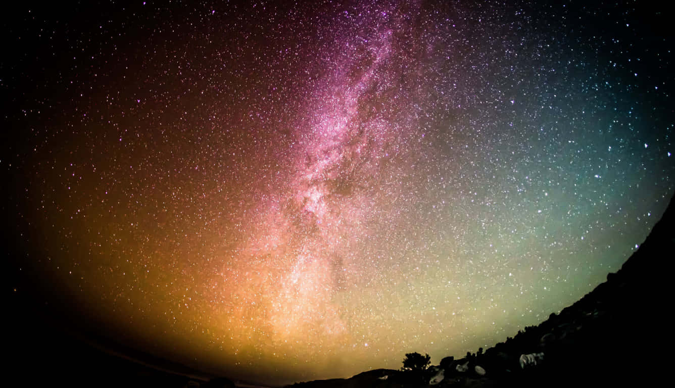 銀河系在星空下拱起於黑暗山脈之上。